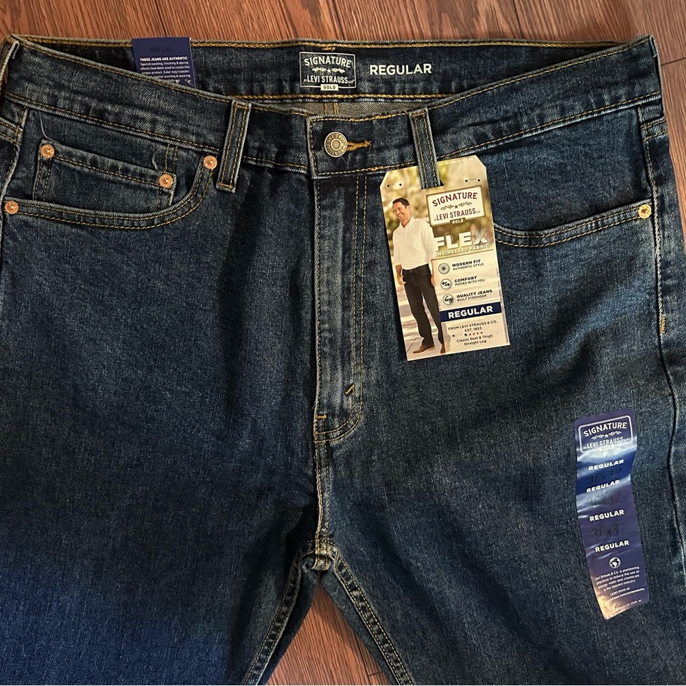 NWT - Signature by Levi Strauss Men’s Blue Straight-Leg Jeans Classic Fit